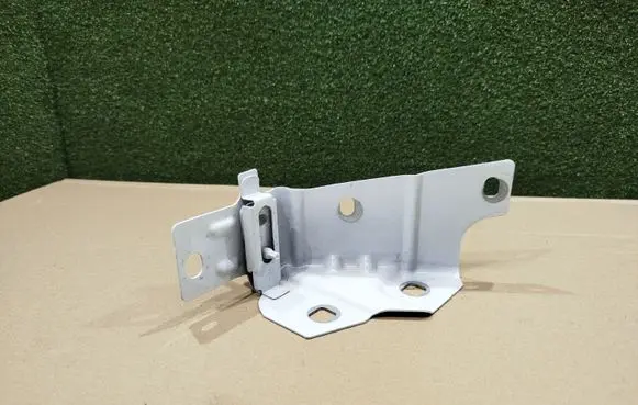 Renault Trafic III (X82) Fender mounting bracket 631455452R