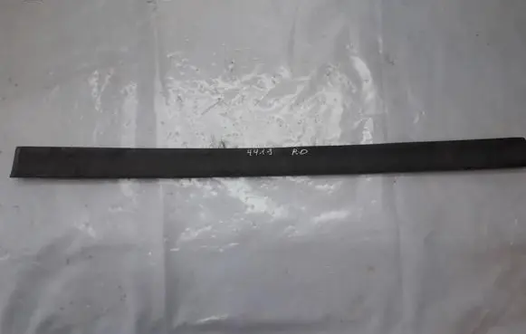 Volkswagen PASSAT B4 Front door trim (molding) 3a0853516
