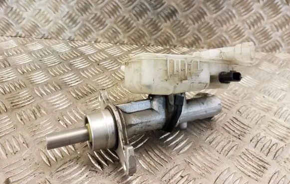 Renault Trafic III (X82) Master brake cylinder 460913484R 93868496 1141