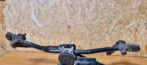 Front wiper linkage