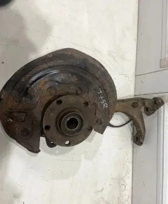 Volkswagen PASSAT B5.5 Front wheel hub spindle knuckle 739B
