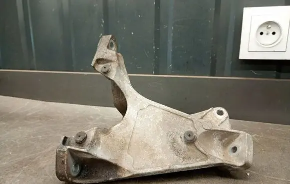 Audi A4 S4 B6 8E 8H Engine mounting bracket 8e0199308a