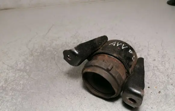 Toyota Avensis T220 Engine mount bracket