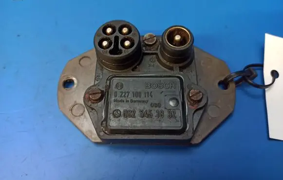 Mercedes-Benz 190 W201 Ignition amplifier control unit 0025451832