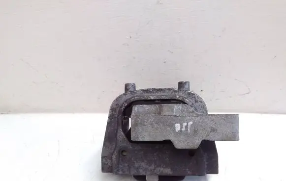 Volkswagen PASSAT B8 Engine mount bracket 3Q0199262J