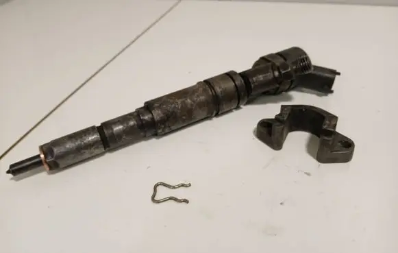 BMW 5 E39 Fuel injector 0445110047 7785984