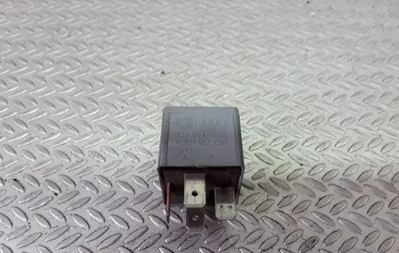 Volkswagen PASSAT B5 Other relay 8D0951253A