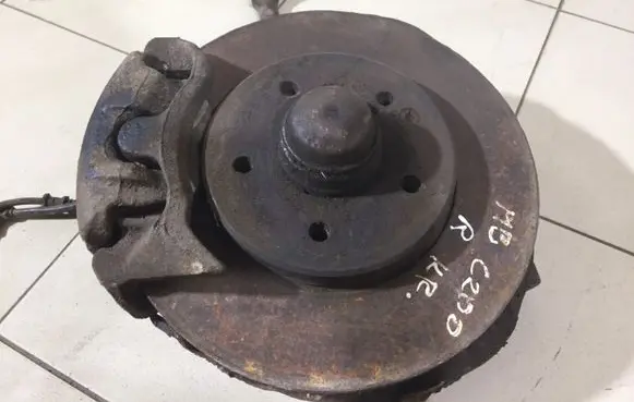 Mercedes-Benz C AMG W202 Front wheel hub spindle knuckle 2021401
