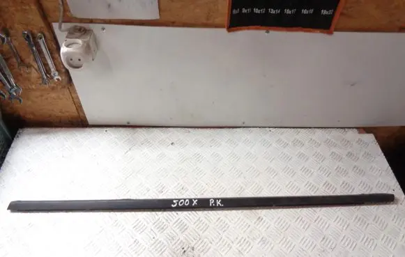 Fiat 500X Front door glass trim molding