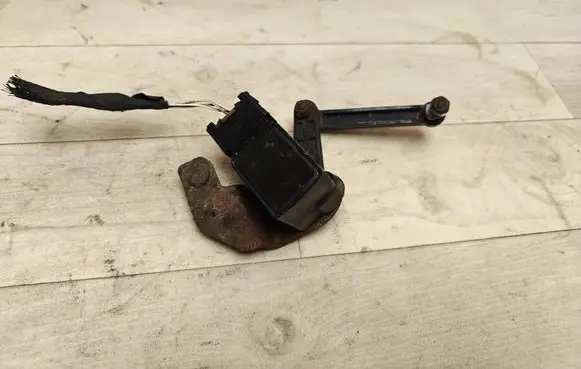 BMW 5 E60 E61 Rear air suspension level height sensor 1093697 449804