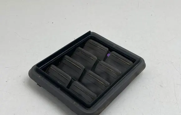 Quarter panel pressure vent