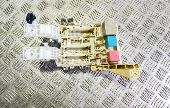 Toyota Yaris Fuse module 8273052311 610030827