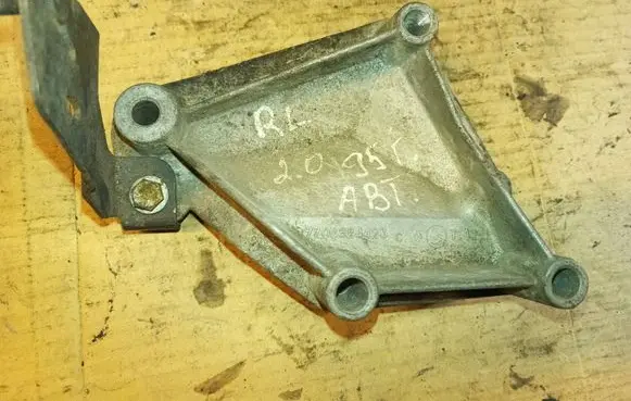 Renault Laguna I Engine mounting bracket 7700824423
