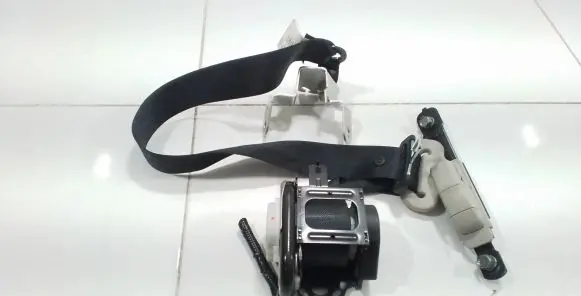 Nissan Leaf I (ZE0) Front seatbelt 624239301B