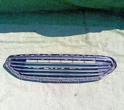 Ford Fusion II Front bumper upper radiator grill DS738150BDW