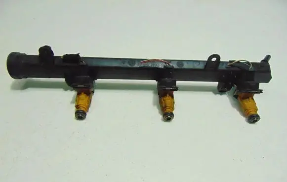 Renault Megane I Fuel injector supply line/pipe 