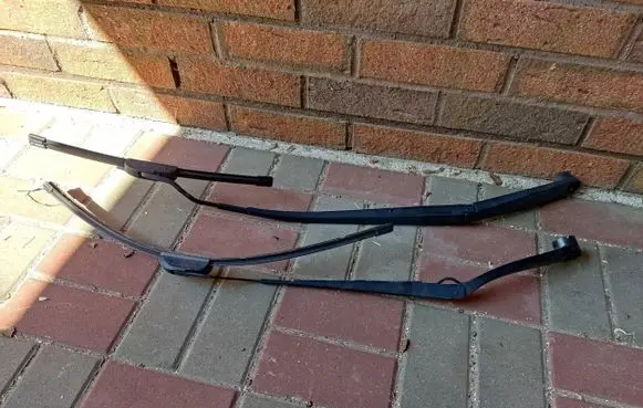 Hyundai Tucson TL Front wiper blade arm