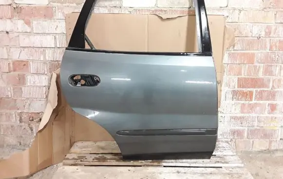 Nissan Almera Tino Rear door