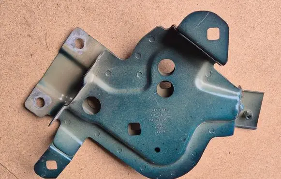 Audi e-tron Fender mounting bracket 4KE821150 03S37719 4KE821434