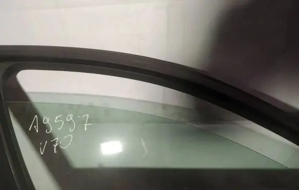 Volvo V70 Front door window glass four-door as2