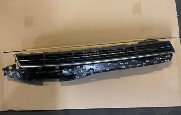 Audi Q7 4M Dash center air vent grill 4M1820902R