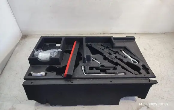 Mercedes-Benz ML W164 Tool set A1648460006