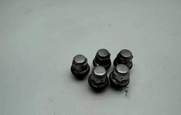 Toyota Avensis T270 Nuts/bolts 
