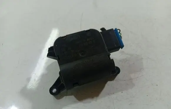 Skoda Fabia Mk2 (5J) Air flap motor/actuator 0132801357