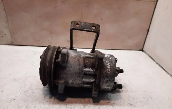 Volkswagen PASSAT B3 Air conditioning (A/C) compressor (pump) 357820803c