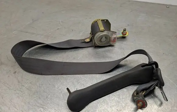 Toyota Hilux (N80, N90, N100, N110) Rear seatbelt 7E7790 467053 067306
