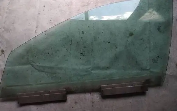 Volvo S60 Front door window glass four-door as2