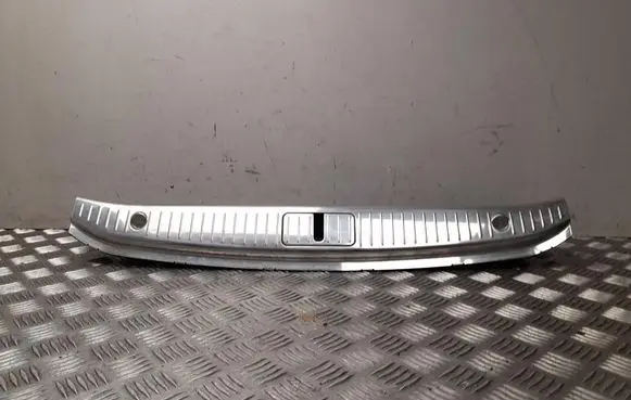 Trunk/boot sill cover protection