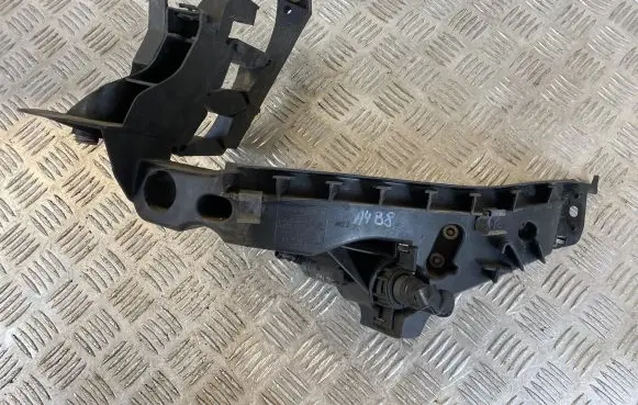 Headlight/headlamp mounting bracket
