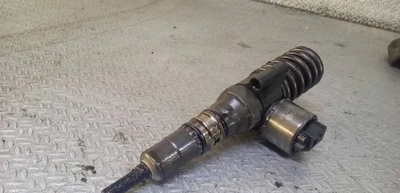 Volkswagen Touran I Fuel injector 03G130073B 0414720403