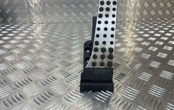 Mercedes-Benz C W204 Accelerator throttle pedal A2043000204