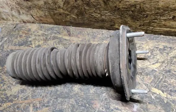Infiniti Q50 Coil spring/strut mount 