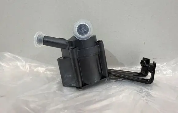 BMW 5 GT F07 Water pump 5A36581