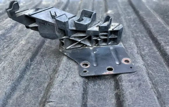 Headlight/headlamp mounting bracket