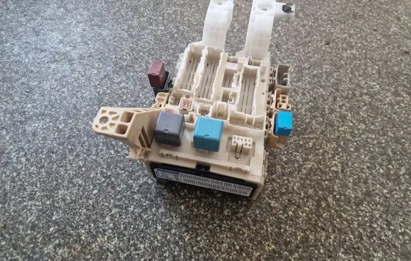 Toyota Yaris Fuse module 8273052700