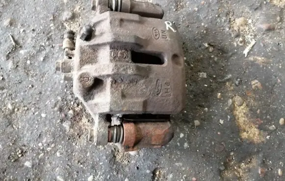 KIA Carens I Front brake caliper
