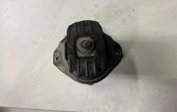 BMW 5 E60 E61 Engine mount bracket 6769874