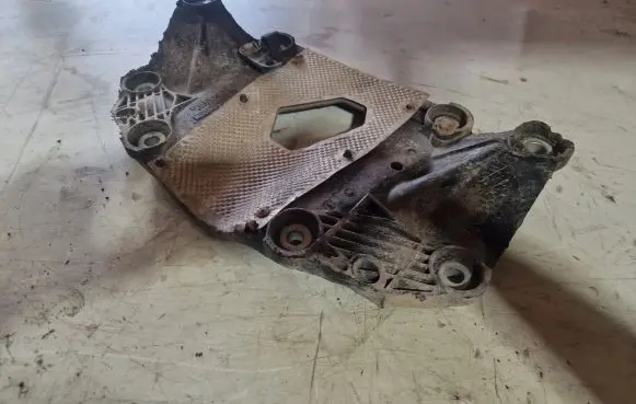 Volvo S60 Rear differential/diff mount bracket 30639931