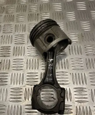 Toyota Avensis T220 Piston with connecting rod 64220