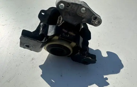 Citroen C4 Cactus Engine mount bracket 9681706580