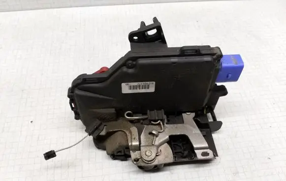 Volkswagen Golf V Rear door lock 7L0839016