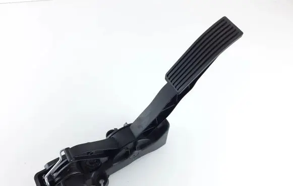 Mercedes-Benz B W245 Accelerator throttle pedal A1693000104