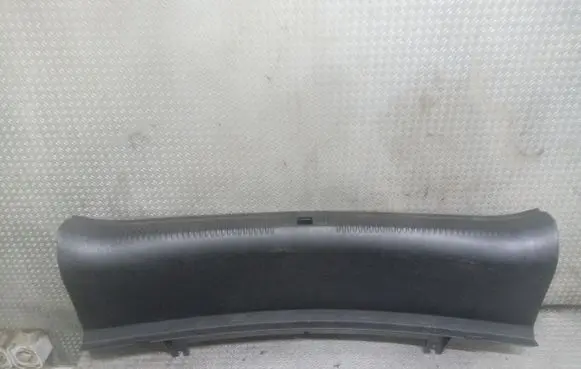 Trunk/boot sill cover protection