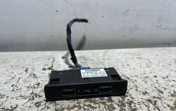 Mercedes-Benz E W212 USB socket connector A1728202826 29412009C5 00290130
