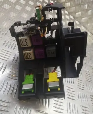 Audi A8 S8 D3 4E Fuse module 4F0820511B