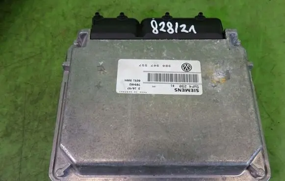 Volkswagen PASSAT B5 Engine control unit/module 3B0907557